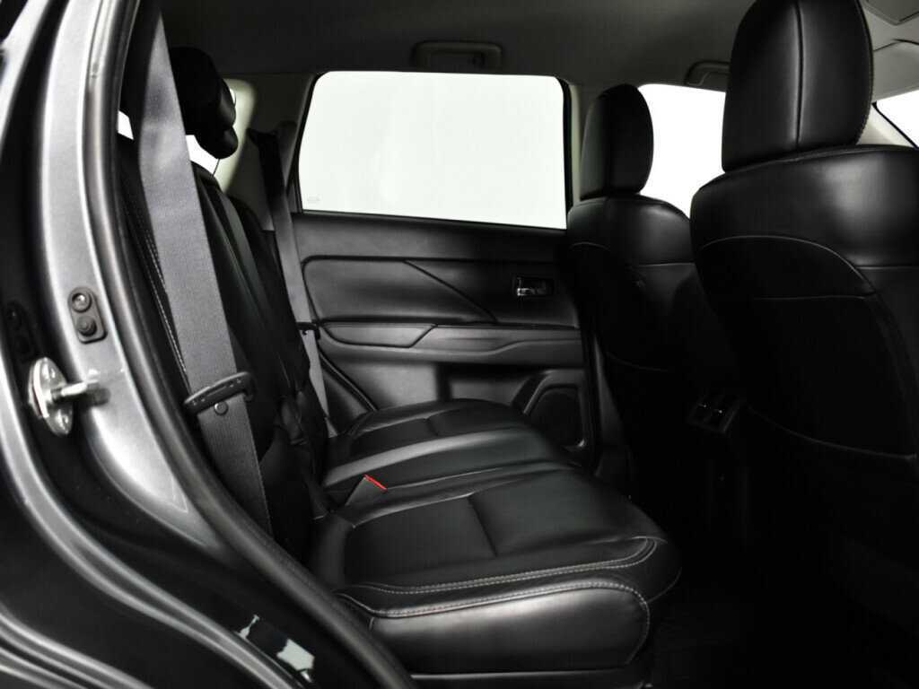 Б/У Митсубиши Оутлэндер 2018 года. Фото: #9