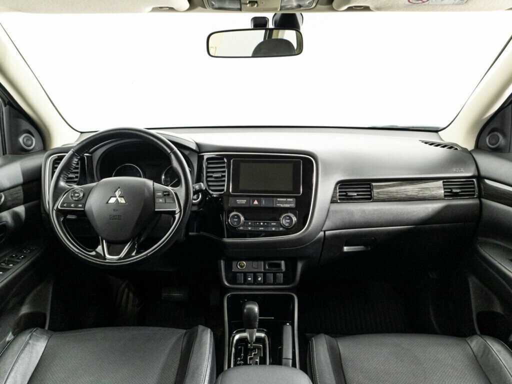 Б/У Митсубиши Оутлэндер 2018 года. Фото: #12