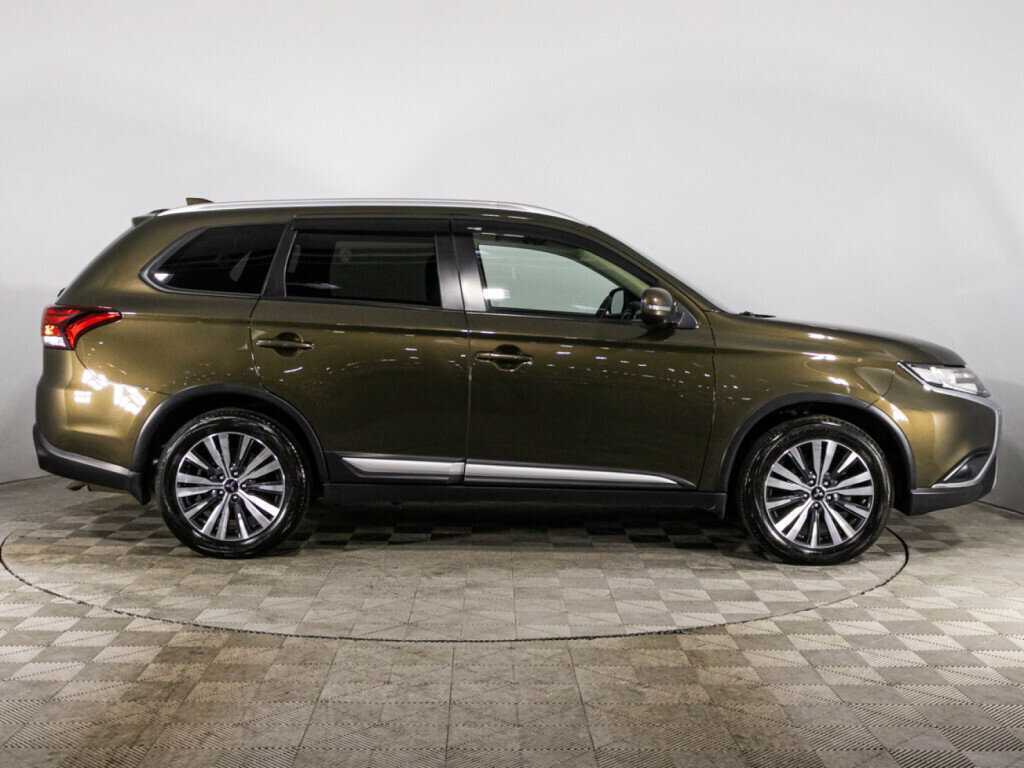 Б/У Митсубиши Оутлэндер 2019 года. Фото: #3