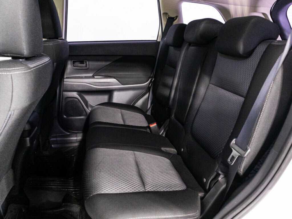 Б/У Митсубиши Оутлэндер 2018 года. Фото: #9