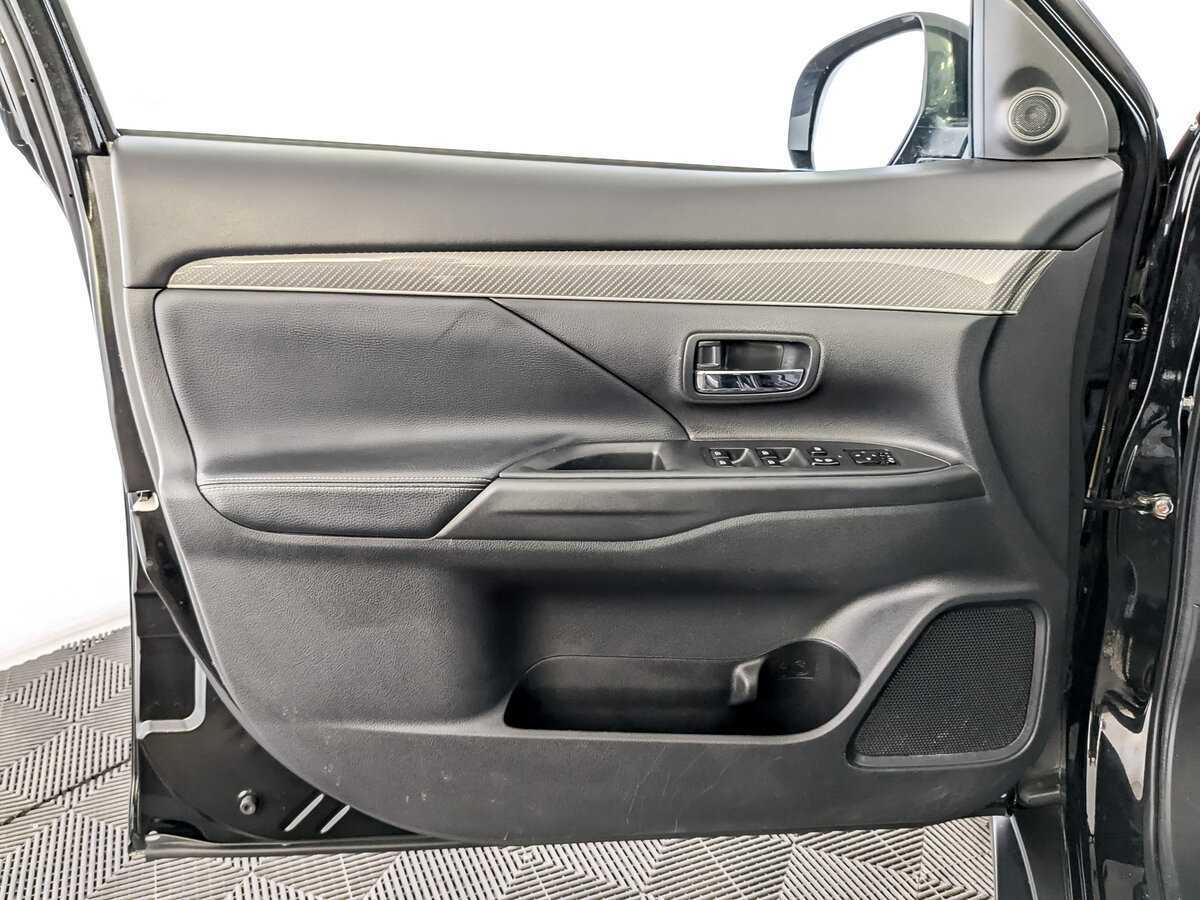 Б/У Митсубиши Оутлэндер 2021 года. Фото: #18