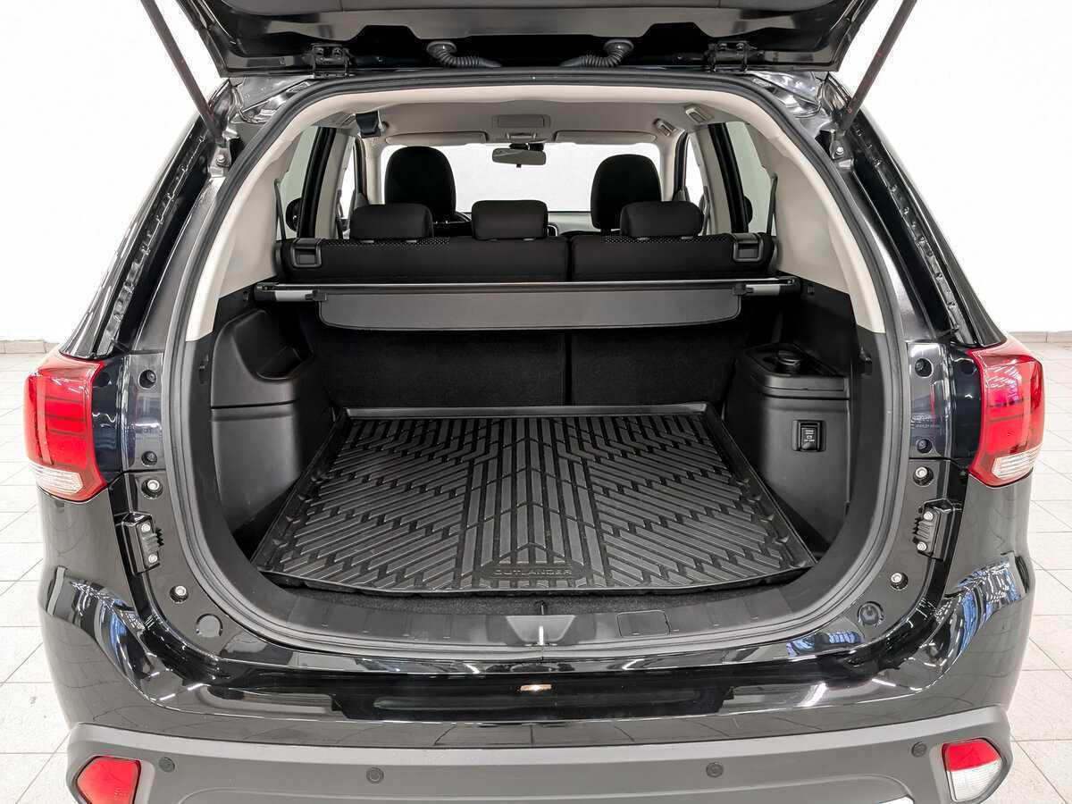 Б/У Митсубиши Оутлэндер 2018 года. Фото: #9