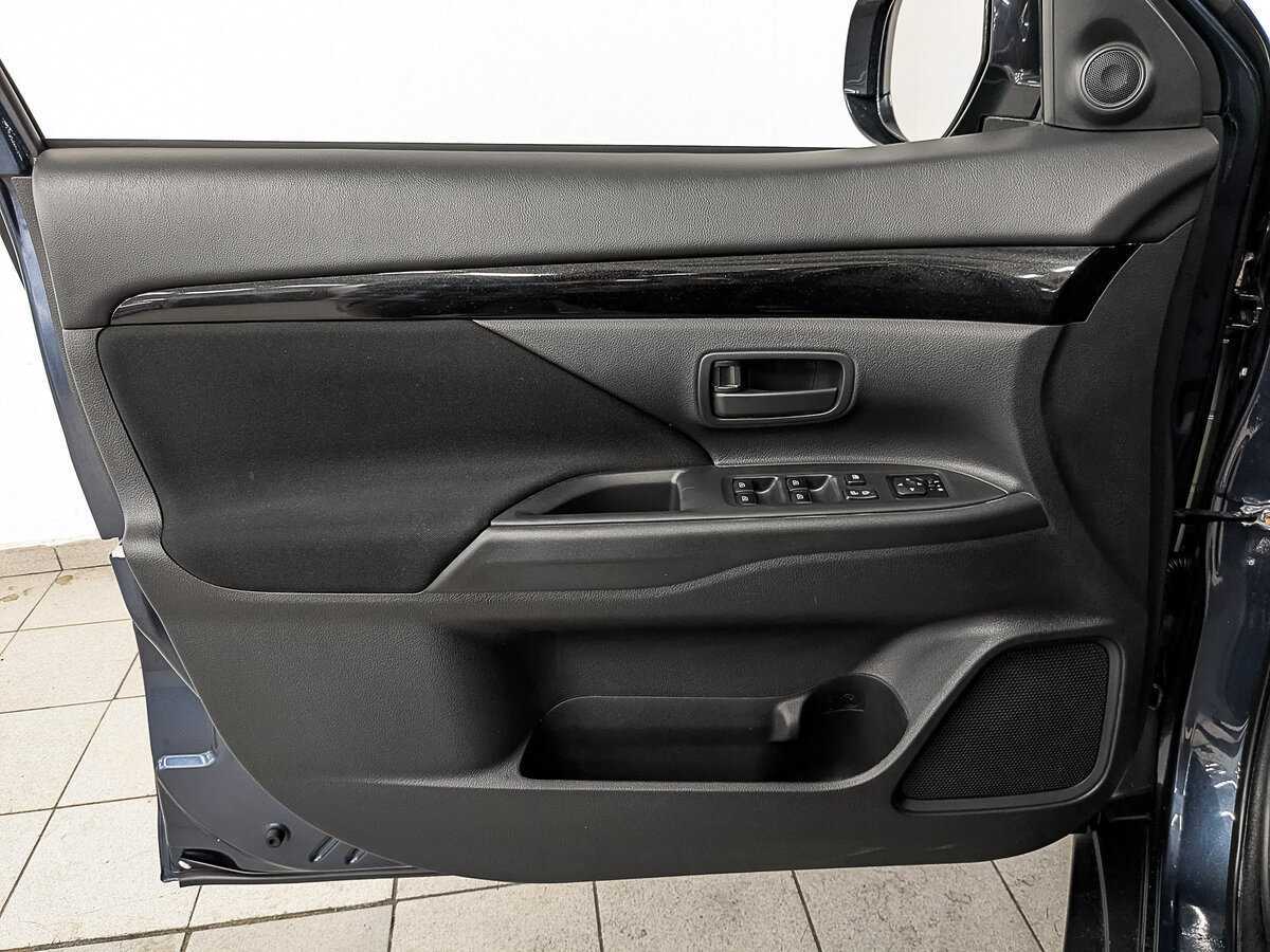 Б/У Митсубиши Оутлэндер 2019 года. Фото: #16