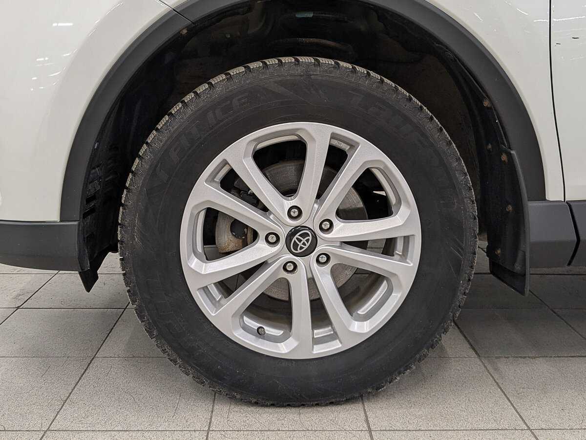 Б/У Тойота Рав4 2017 года. Фото: #11