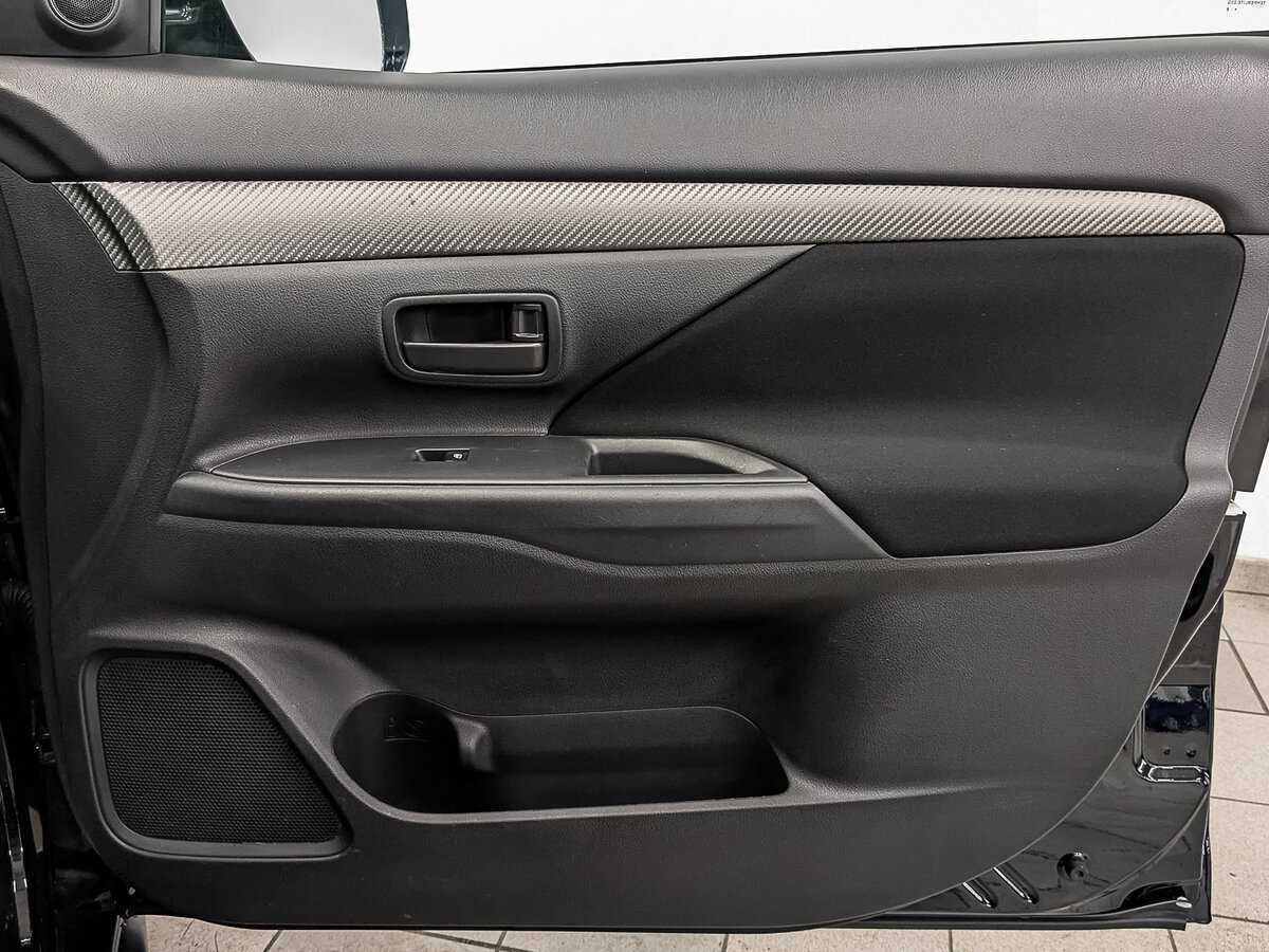 Б/У Митсубиши Оутлэндер 2018 года. Фото: #23