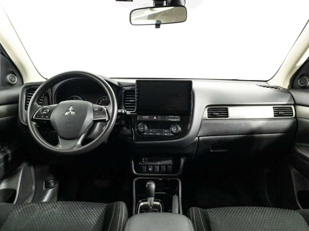 Б/У Митсубиши Оутлэндер 2018 года. Фото: #12