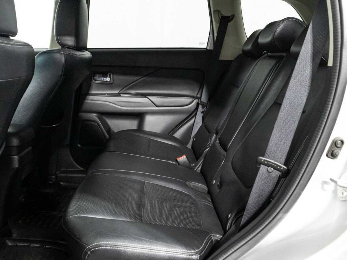 Б/У Митсубиши Оутлэндер 2016 года. Фото: #9