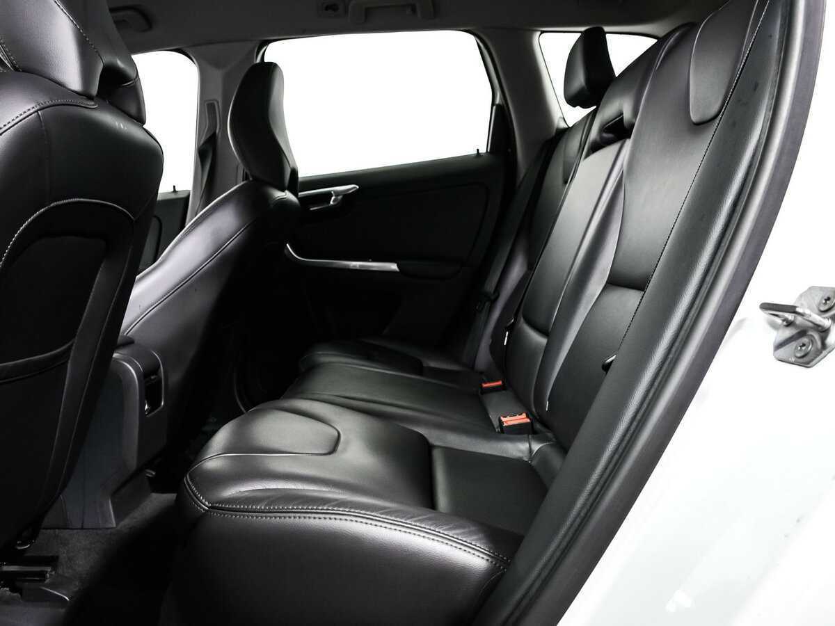 Б/У Вольво ИксЦ60 2015 года. Фото: #11