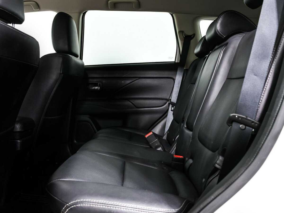 Б/У Митсубиши Оутлэндер 2017 года. Фото: #12