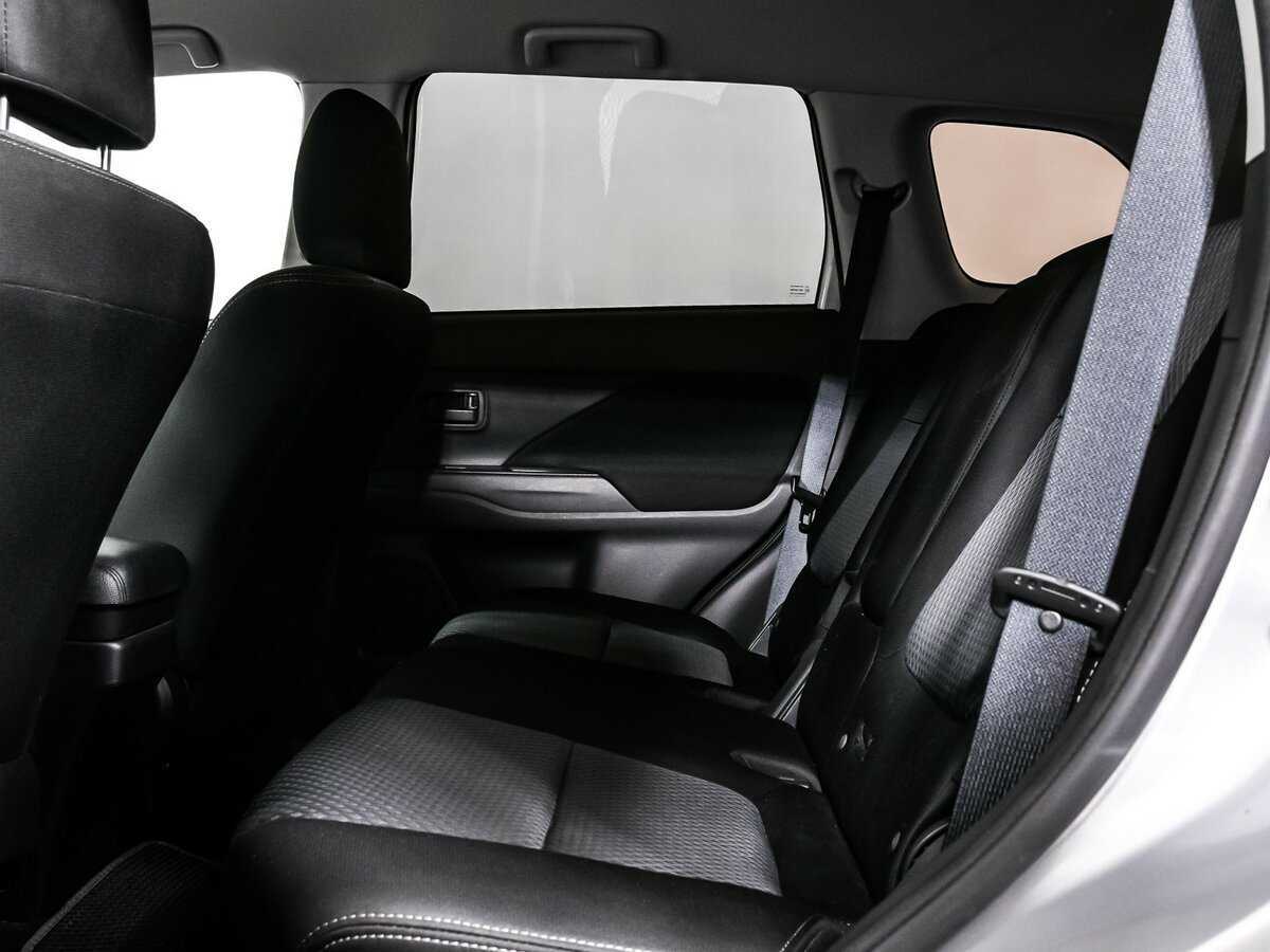 Б/У Митсубиши Оутлэндер 2018 года. Фото: #12