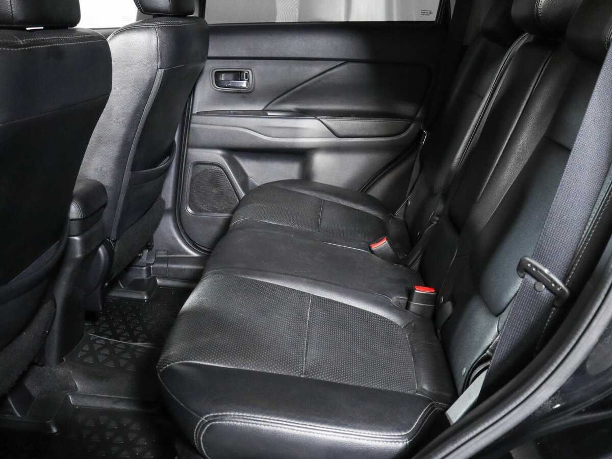 Б/У Митсубиши Оутлэндер 2014 года. Фото: #3