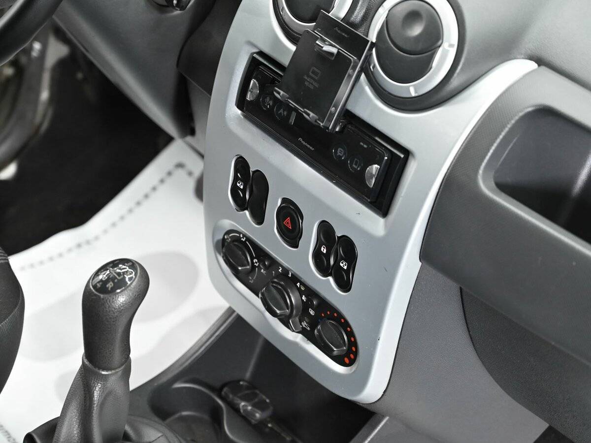 Б/У Рено Логан 2013 года. Фото: #9