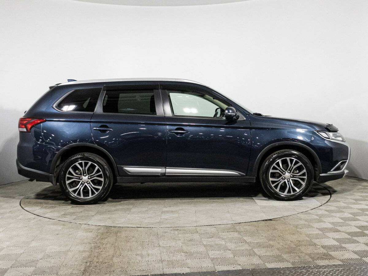 Б/У Митсубиши Оутлэндер 2018 года. Фото: #3