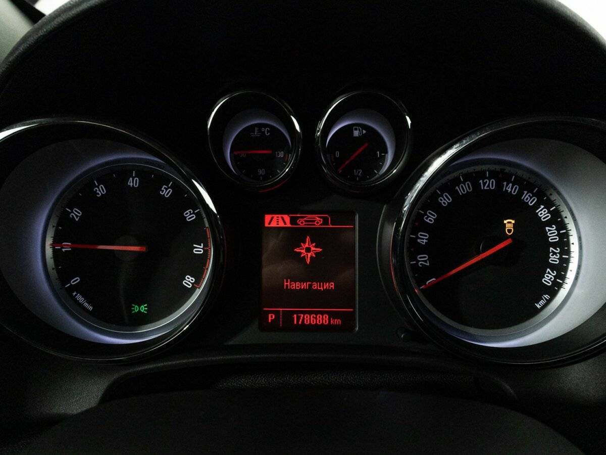 Б/У Опель Астра 2013 года. Фото: #11