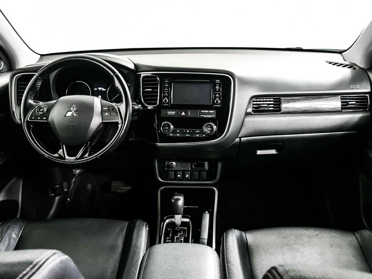 Б/У Митсубиши Оутлэндер 2017 года. Фото: #10