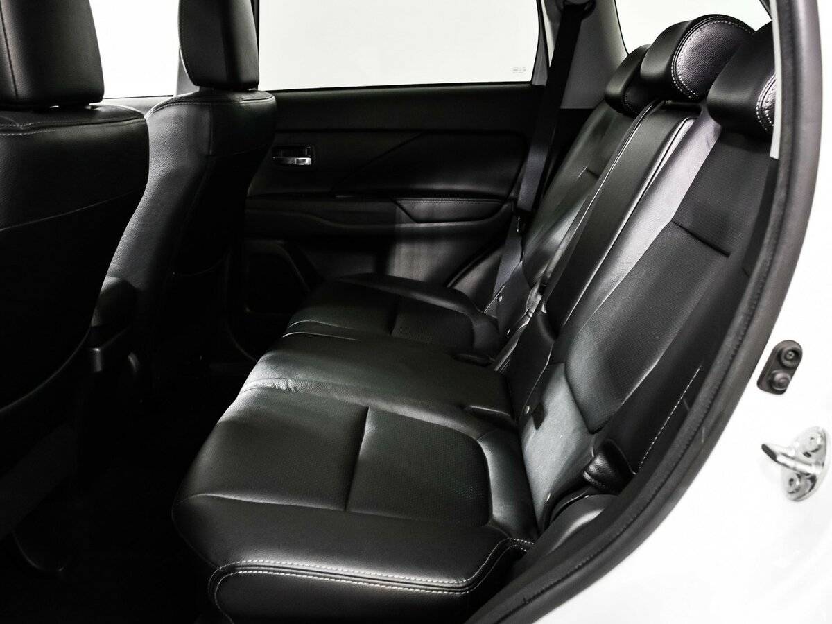 Б/У Митсубиши Оутлэндер 2017 года. Фото: #11