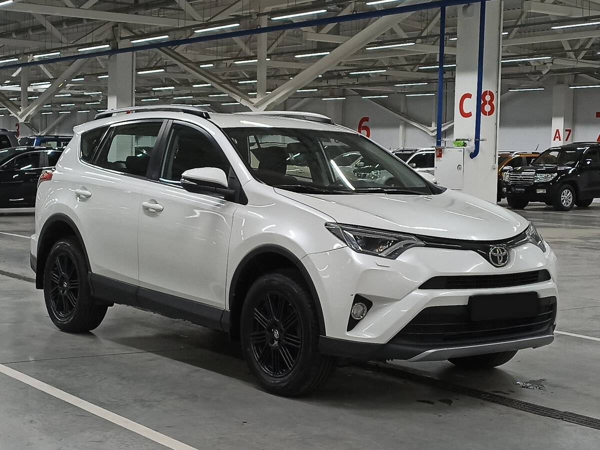 Toyota RAV4 2017 года с пробегом. Фото: #2