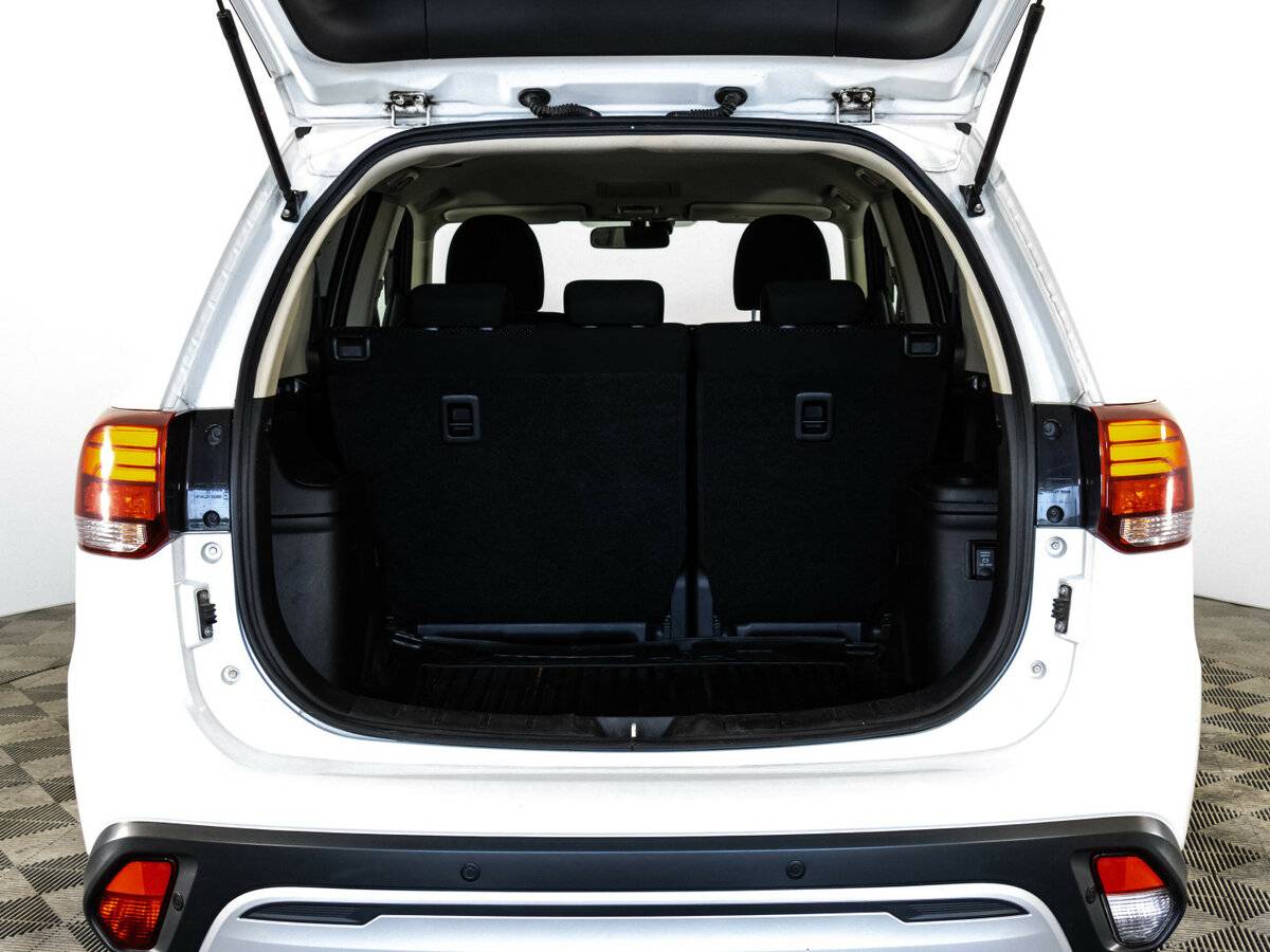 Б/У Митсубиши Оутлэндер 2019 года. Фото: #16