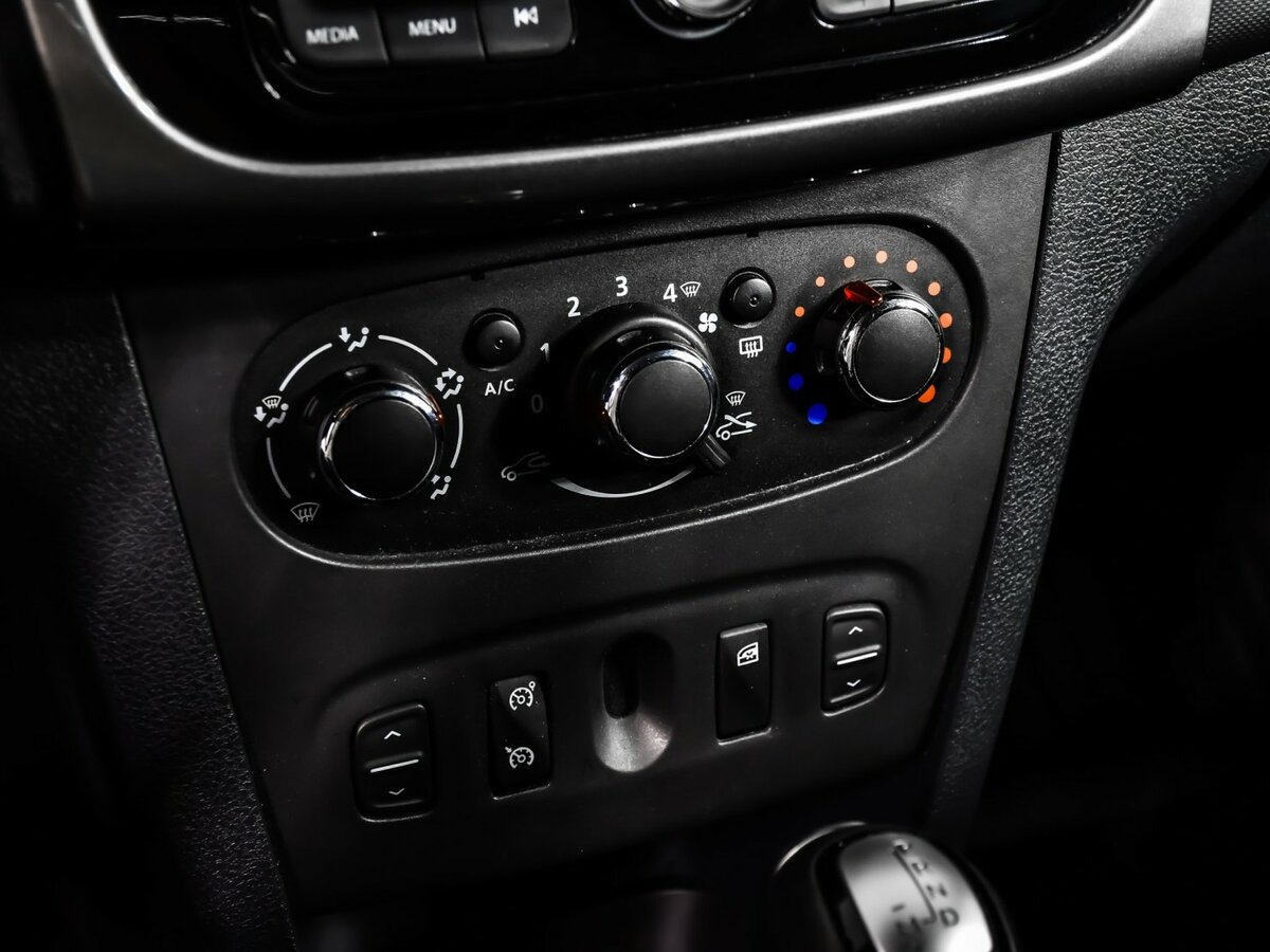 Б/У Рено Логан 2018 года. Фото: #13