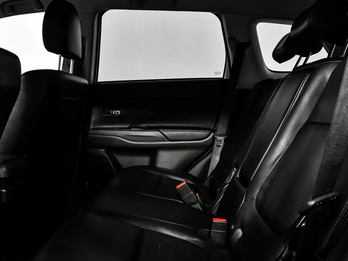 Б/У Митсубиши Оутлэндер 2016 года. Фото: #10