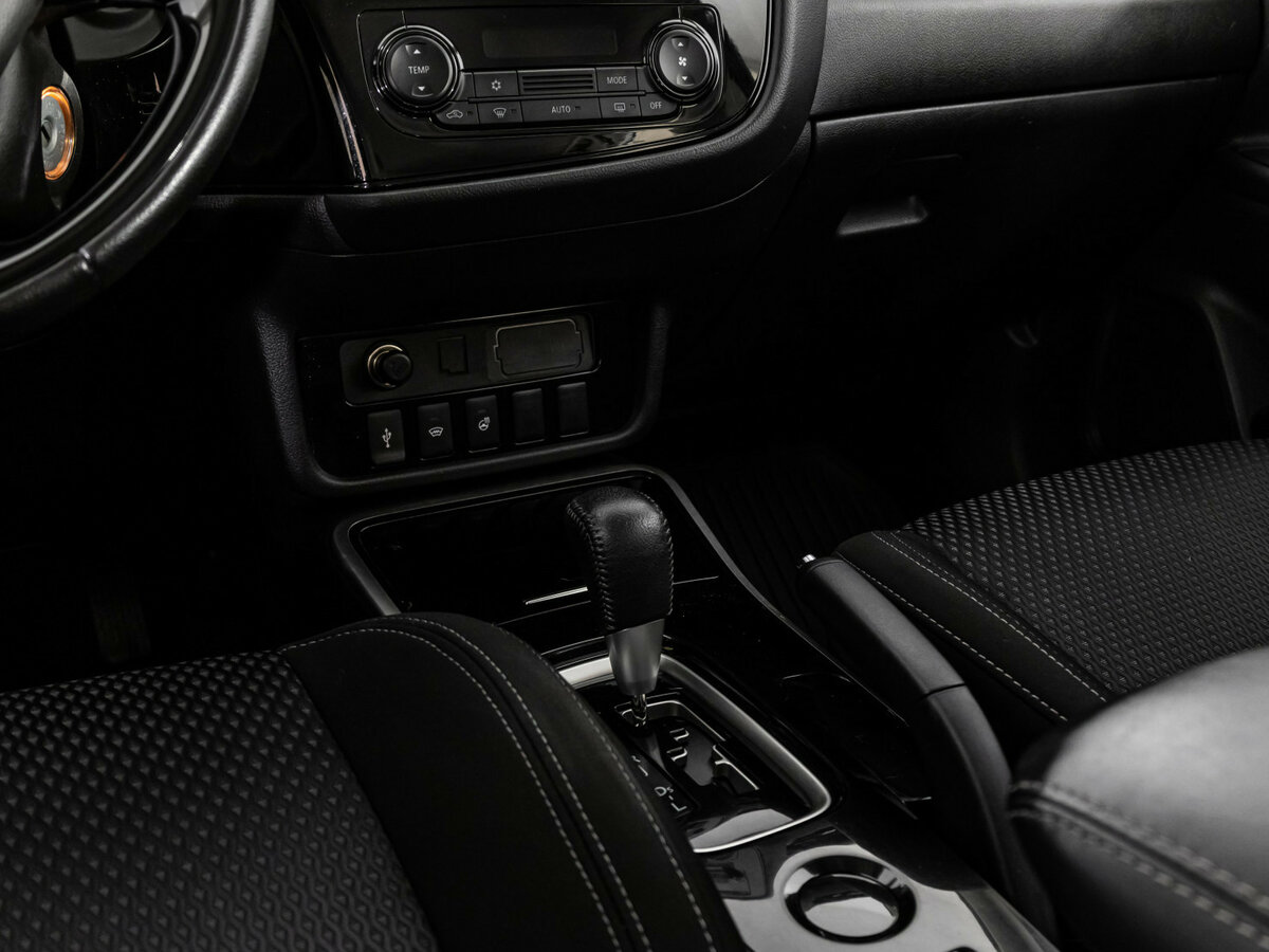 Б/У Митсубиши Оутлэндер 2019 года. Фото: #8