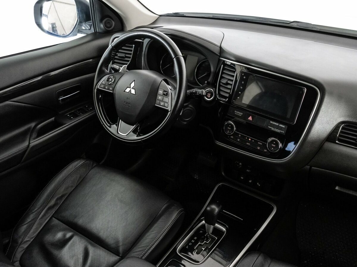 Б/У Митсубиши Оутлэндер 2017 года. Фото: #6