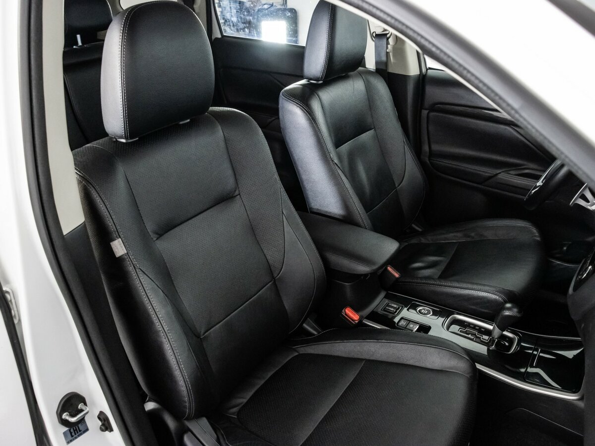 Б/У Митсубиши Оутлэндер 2017 года. Фото: #22