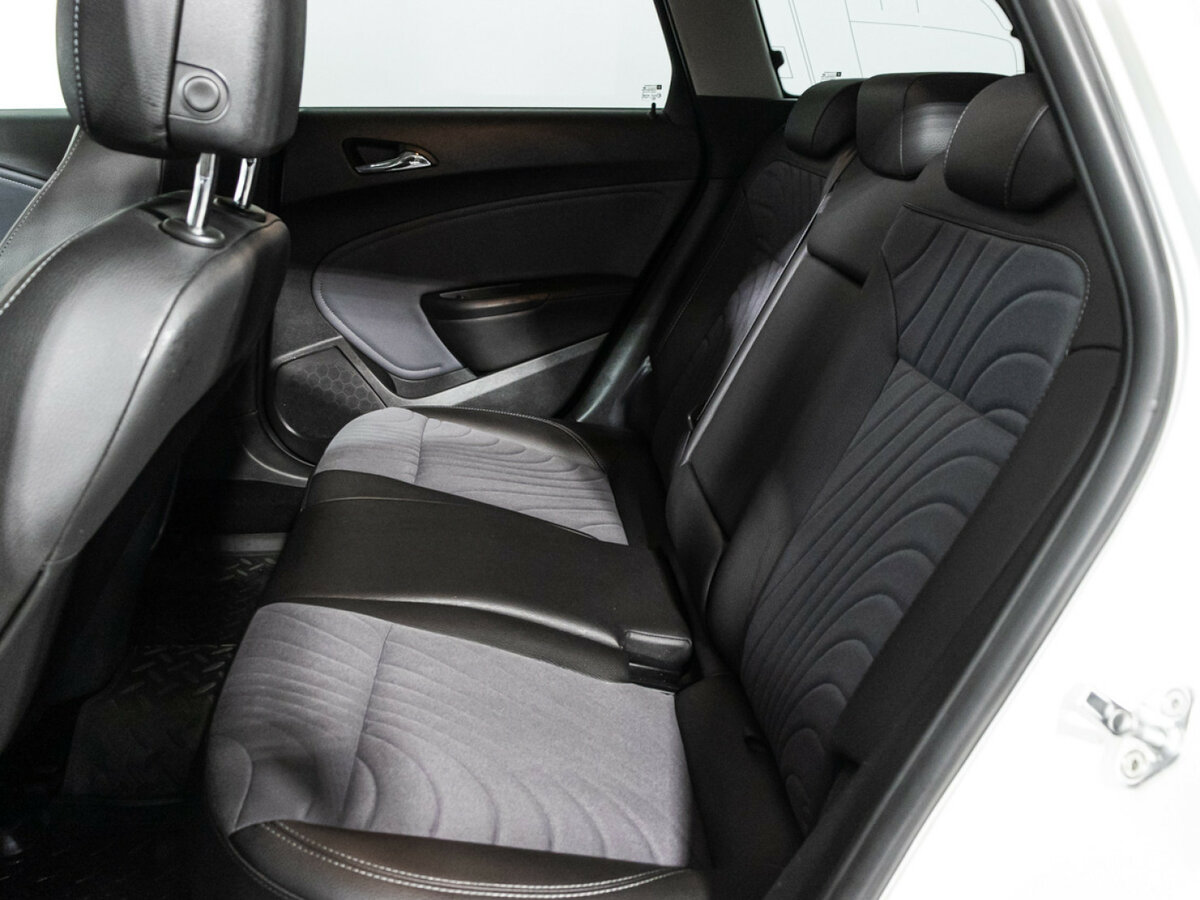 Б/У Опель Астра 2014 года. Фото: #9