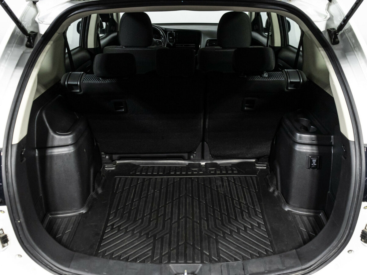 Б/У Митсубиши Оутлэндер 2019 года. Фото: #16