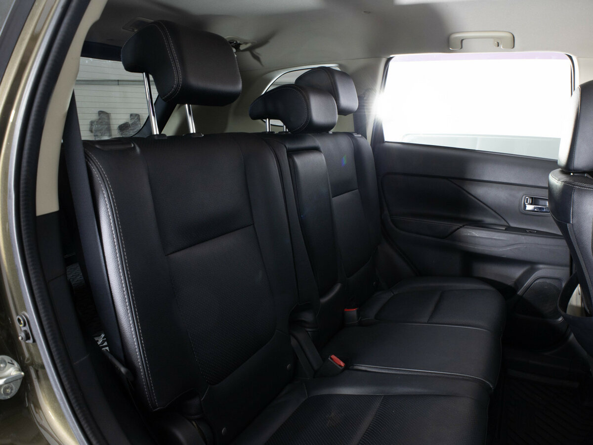 Б/У Митсубиши Оутлэндер 2016 года. Фото: #13