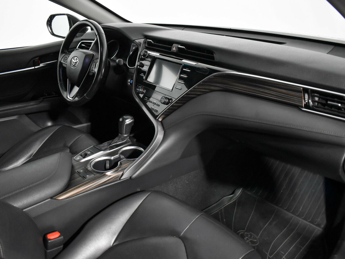 Б/У Тойота Камри 2018 года. Фото: #11