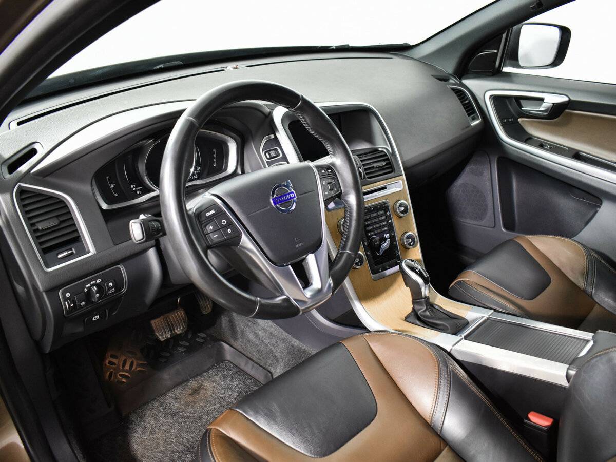 Б/У Вольво ИксЦ60 2017 года. Фото: #7